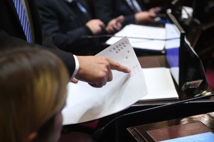 Ante la caída del sistema de votación, el conteo de los proyectos jubilatorios se hizo de forma manual.