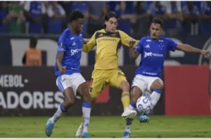 Boca resistió con diez hasta donde pudo, pero perdió 1-0 ante Cruzeiro y se le escapó el invicto en Brasil