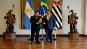 The Guardian cuestionó a Milei tras su viaje a Brasil y lo calificó de “representante de Trump»