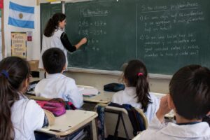 Según un informe, el rendimiento argentino en las pruebas PISA 2025 bajó respecto a 2022